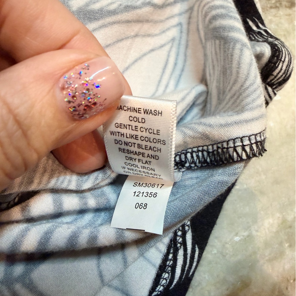 Cupio Black & White Abstract Sleeveless Blouse | Mesh Back | Size L - Picture 8 of 9